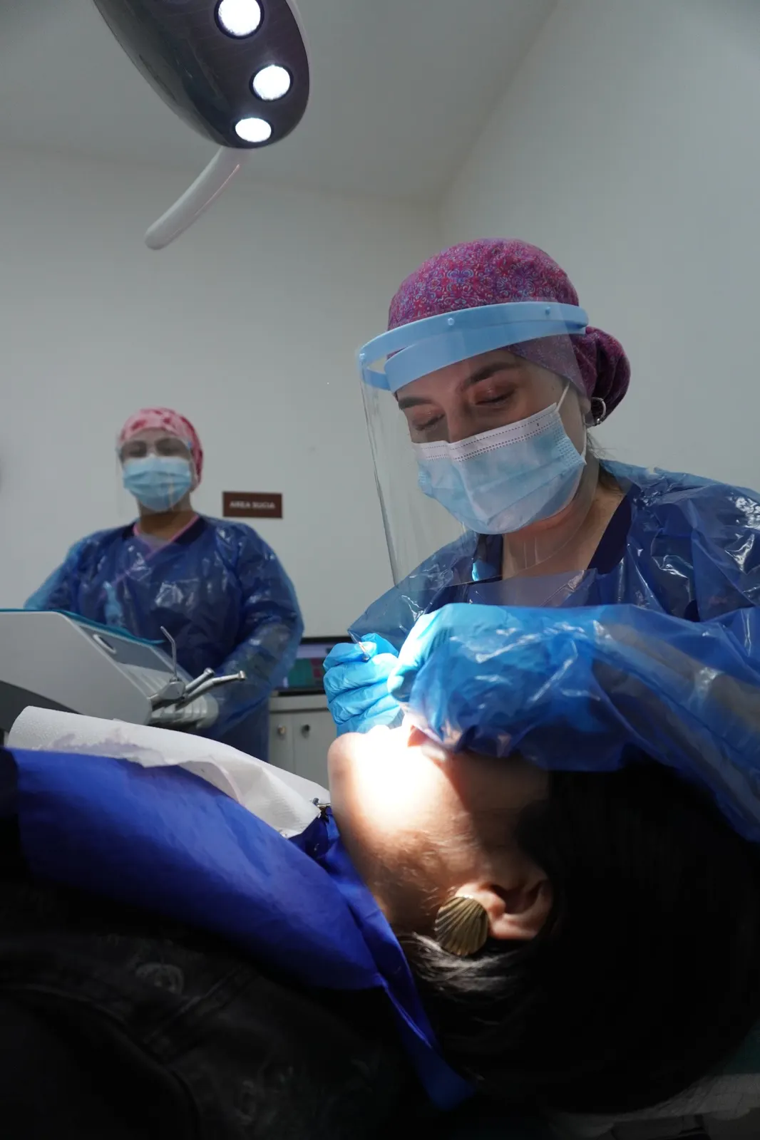Equipo de Ecodent atendiendo a una paciente en la clínica