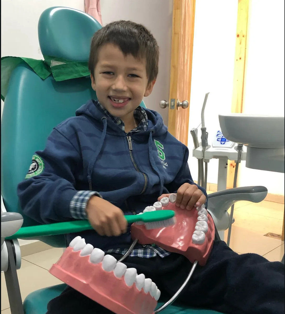 Actividad educativa dental con un paciente niño